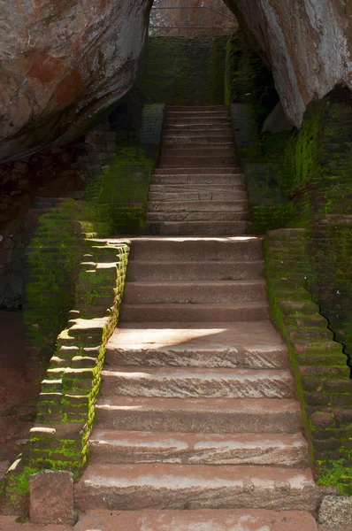 Antiguos escalones en fortaleza de roca y palacio —  Fotos de Stock