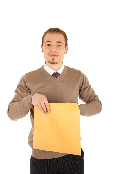 Giovane uomo apre un pacco postale — Foto Stock
