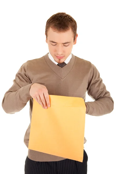 Jeune homme ouvre un paquet postal — Photo