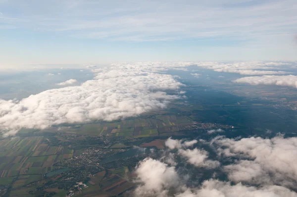 Schöne Aussicht über Wolken und Felder — Stockfoto