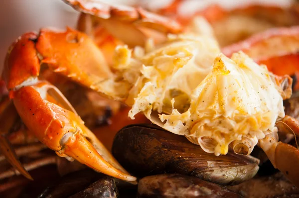 อาหารที่มีปูและหอยแมลงภู่ — ภาพถ่ายสต็อก