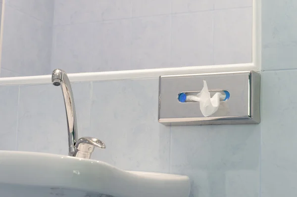 Кран и салфетки в ванной комнате — стоковое фото
