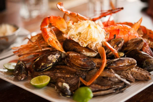 Gericht mit Krabben und Muscheln — Stockfoto