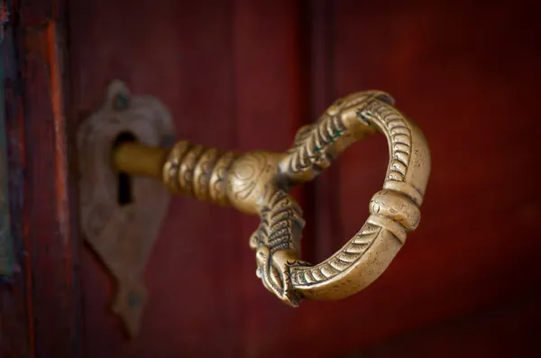 Античный красивый бронзовый ключ в двери — стоковое фото