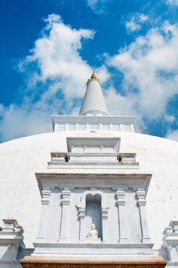 Beyaz stupa Buda heykeli