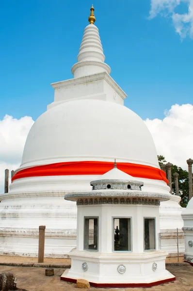 Буддийская белая ступа — стоковое фото