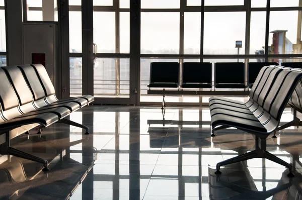 Port lotniczy siedzi i duże okna — Zdjęcie stockowe