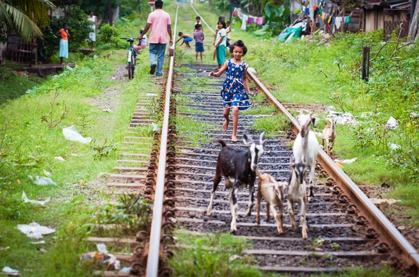 Asiática sonriente despreocupada chica juega en las líneas de ferrocarril —  Fotos de Stock