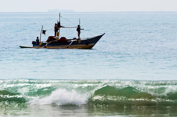 Tradiční asijské rybaření v malém člunu — Stock fotografie