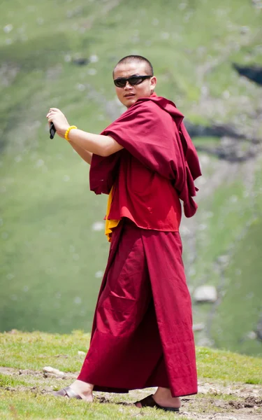 Huddhist monk is taking photos in mountains — Stock Photo, Image