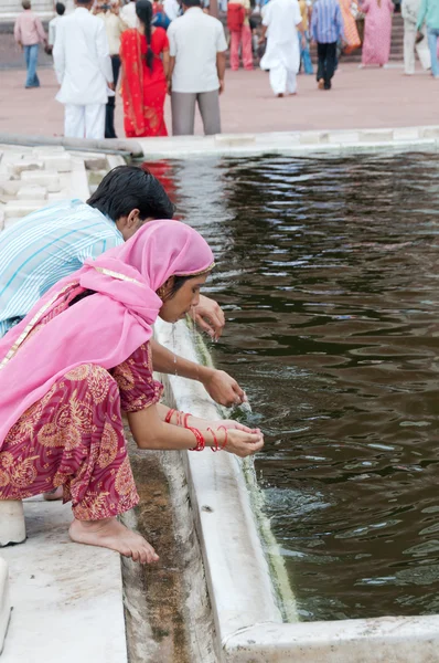Ablution in front of India's mosque — Stock Photo, Image