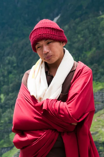 Porträt eines buddhistischen Mönchs in den Bergen — Stockfoto