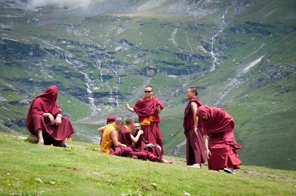 Buddhist monks rest on mountain slope — Stock Photo, Image