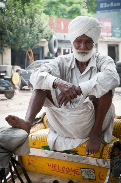 El rickshaw mayor está esperando a los pasajeros. —  Fotos de Stock