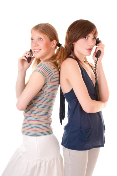 Iki arkadaş telefonları tarafından iletişim kurmak. — Stok fotoğraf