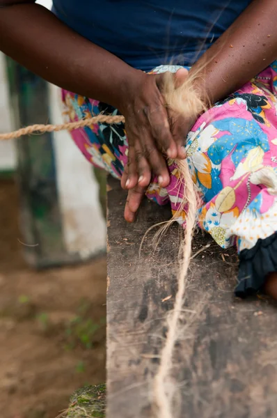 As mãos femininas fazem um milho da fibra de copra de coco — Fotografia de Stock