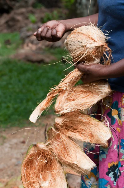 Kokos i kvinnliga händer med bort skal — Stockfoto