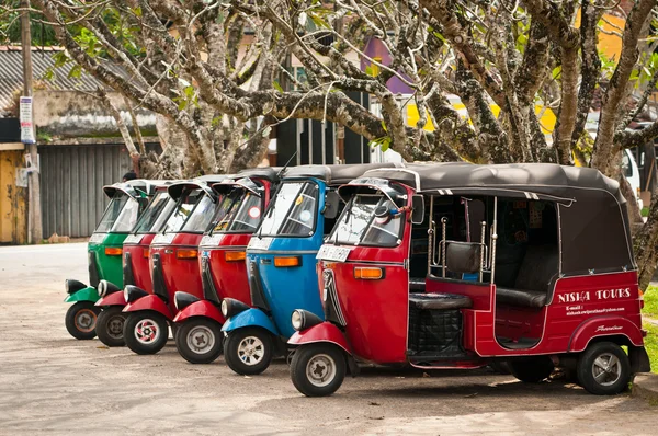 Tuk-tuk é um popular transporte asiático como táxi . — Fotografia de Stock