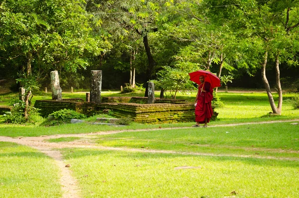 Mnich buddyzmu w czerwone ubrania podąża ścieżką — Zdjęcie stockowe