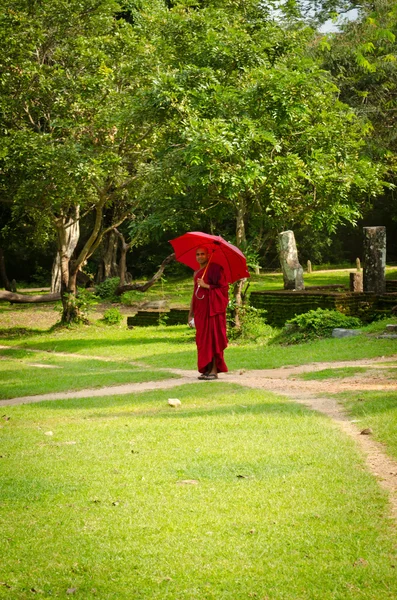 Mnich buddyzmu w czerwone ubrania podąża ścieżką — Zdjęcie stockowe