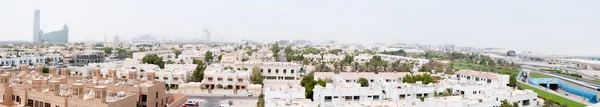 Дубай покрыт песчаной дымкой, панорамой — стоковое фото
