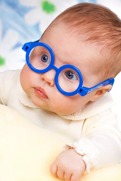 Porträt eines lustigen Babys mit Brille — Stockfoto