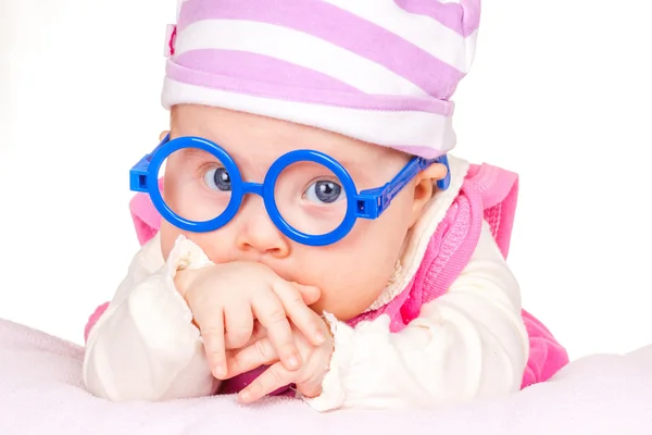 Portrait de bébé drôle avec des lunettes — Photo