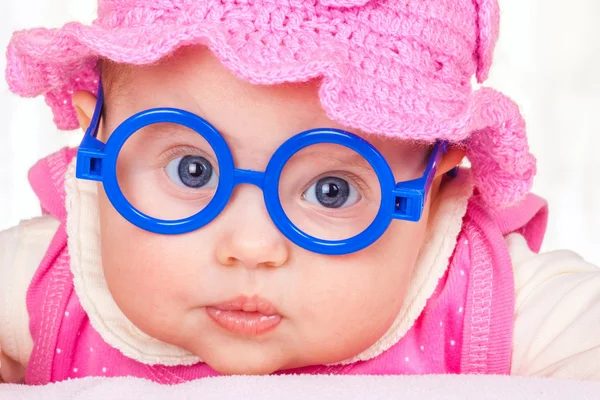 Портрет смешного ребенка в очках — стоковое фото