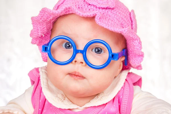 Gözlüklü komik bebek portresi — Stok fotoğraf
