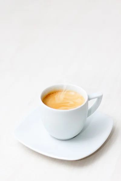 Kubek gorącej kawy na drewnianą podłogę — Zdjęcie stockowe