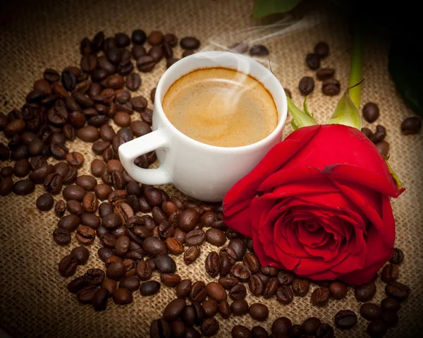 Θαυμάσιο φλιτζάνι ζεστό καφέ και κόκκινο τριαντάφυλλο — Φωτογραφία Αρχείου
