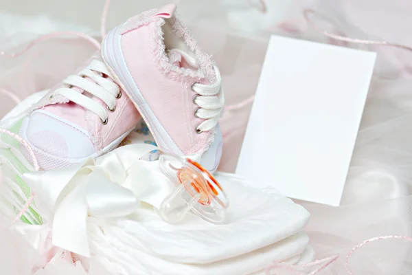 Baby schoenen en fopspeen op luiers. fotolijstjes — Stockfoto