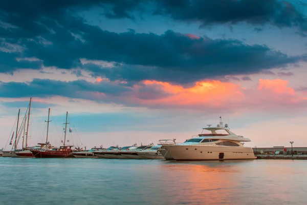 Luxusjachtok, a tengeri kikötő — Stock Fotó