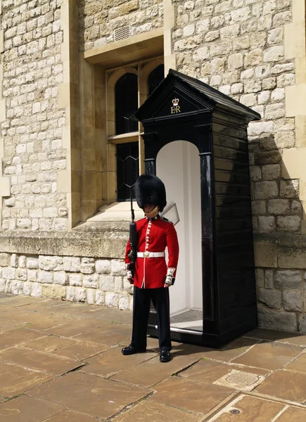 Beefeater in tower of Londen — Stockfoto