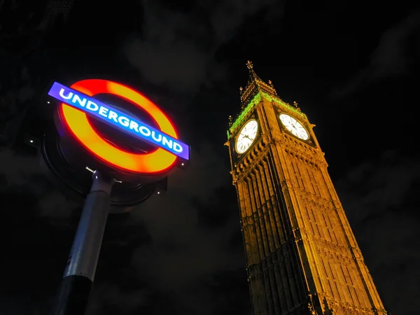 Signe souterrain et Big Ben à Londres — Photo