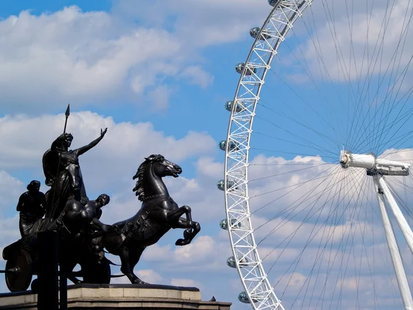 伦敦眼和纪念碑 — 图库照片