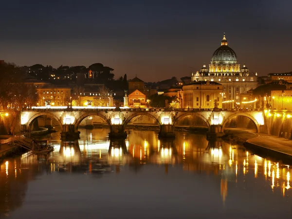 El río Tíber y el Vaticano, Roma, Italia — Foto de Stock