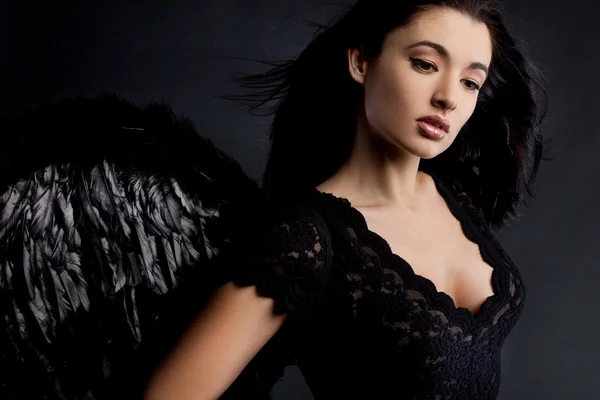 Anjo com asas em fundo preto — Fotografia de Stock