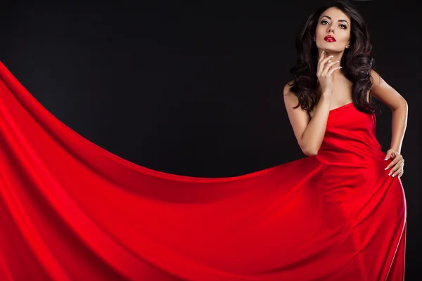 Красива модна жінка в червоній сукні — стокове фото