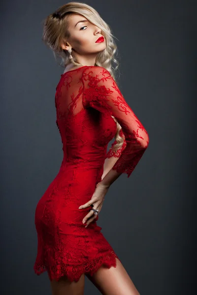 Mooie modieuze vrouw in rode jurk — Stockfoto
