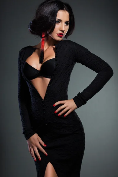 Elegante modieuze vrouw in zwarte jurk — Stockfoto