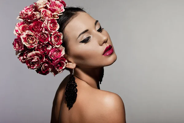 Красива модна жінка з трояндами — стокове фото