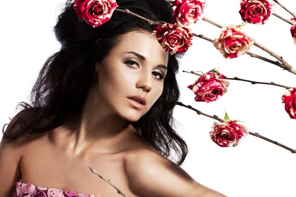 Hermosa mujer de moda con rosas — Foto de Stock