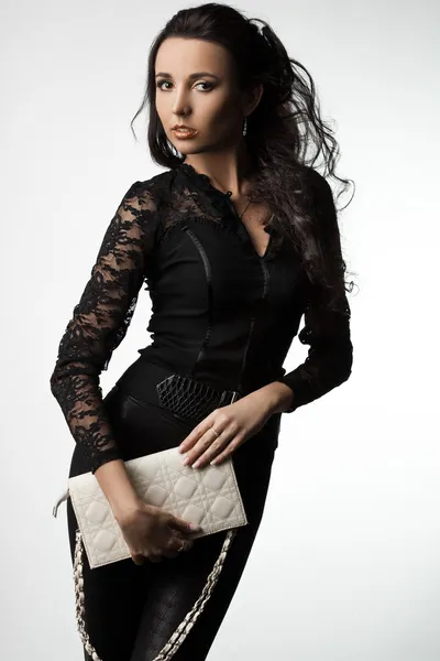 Hermosa mujer de moda con bolso de mano —  Fotos de Stock