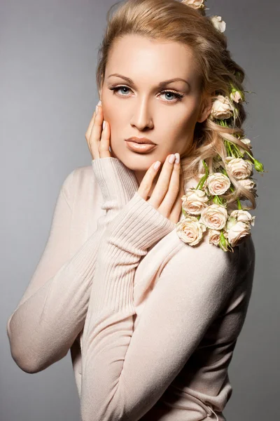 Elegante mujer de moda con flores —  Fotos de Stock