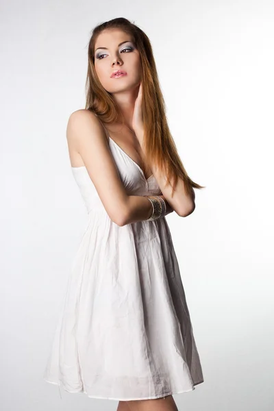 Elegante mulher na moda em pano branco — Fotografia de Stock