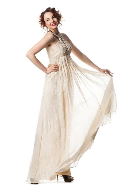 Невеста в красивом бежевом платье — стоковое фото