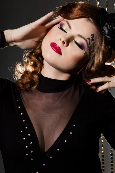 Donna alla moda con visage artistico - burlesque — Foto Stock