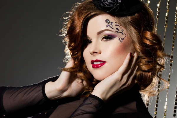 Donna alla moda con visage artistico - burlesque — Foto Stock