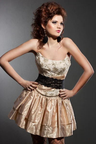 Elegante modische Frau in schönem Kleid — Stockfoto